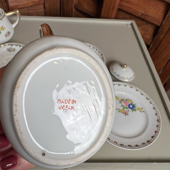 Children’s porcelain 9 pieces china tea set. Flowers w/ gold accents. Adorable🥰 - Picture 7 of 10